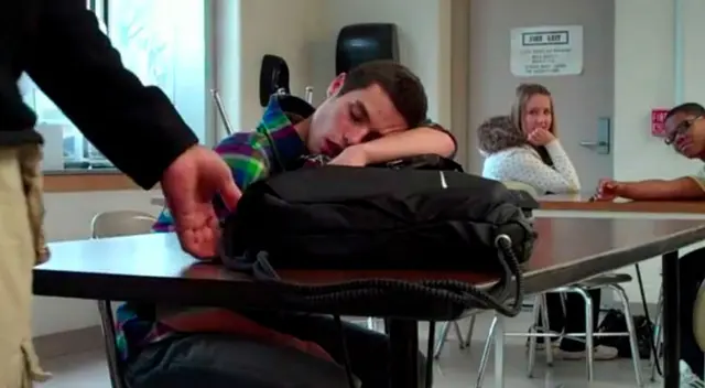 Joven se quedó dormido durante clase virtual y se volvió viral. Joven se quedó dormido durante clase virtual y se volvió viral.