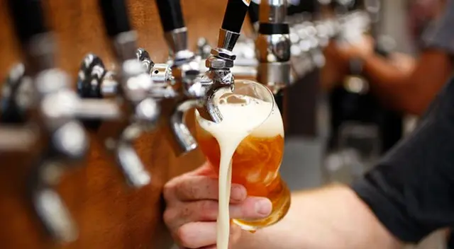 La OMS ha insistido a los gobiernos para que limiten la venta de bebidas alcohólicas.