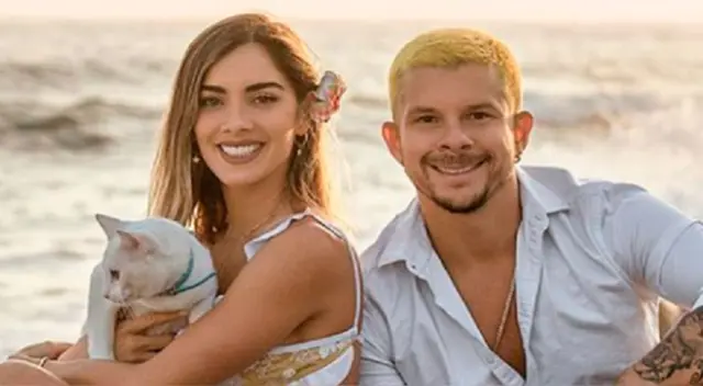 Mario Hart ayuda con las tareas domésticas en su casa.