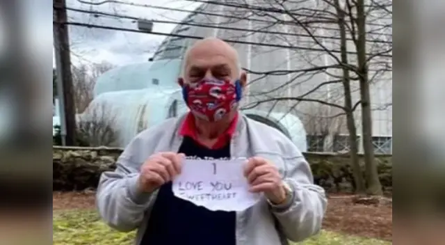 El hombre subió utilizando máscara facial y guantes. El hombre subió utilizando máscara facial y guantes.