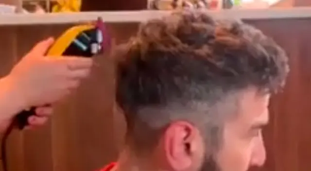 El hombre dejó que sus hijas pequeñas le cortaran el cabello. El hombre dejó que sus hijas pequeñas le cortaran el cabello.