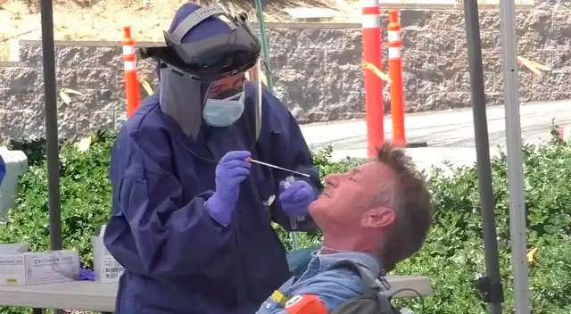 Sean Penn se somete a prueba de coronavirus en plena calle Sean Penn se somete a prueba de coronavirus en plena calle
