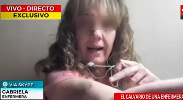 La enfermera muestra los moretones a causa de los golpes de su vecino. La enfermera muestra los moretones a causa de los golpes de su vecino.