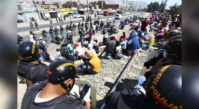 Cientos de personas por la autopista Ramiro Prialé Cientos de personas por la autopista Ramiro Prialé