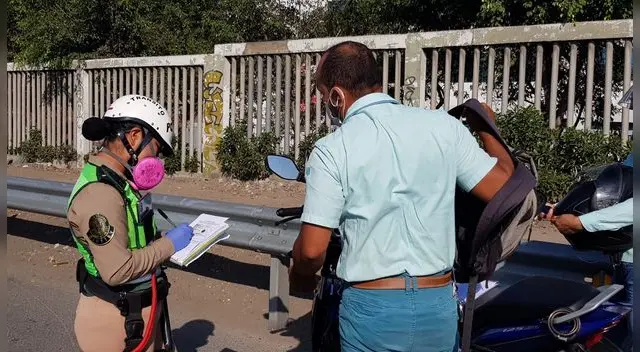 La Policía Nacional impone una multa de 6 mil soles a los chofersd que no cumplen con los requisitos del Pase Personal Laboral. La Policía Nacional impone una multa de 6 mil soles a los chofersd que no cumplen con los requisitos del Pase Personal Laboral.