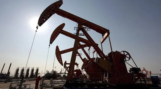 Petróleo está tan barato que los productores están pagando a los almacenistas para que les quiten los barriles de las manos. Petróleo está tan barato que los productores están pagando a los almacenistas para que les quiten los barriles de las manos.