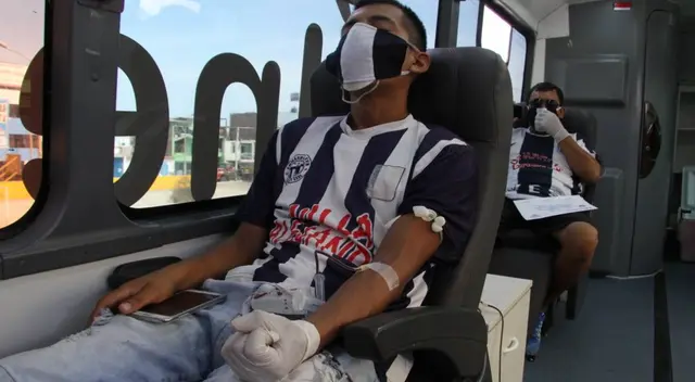 Hincha de Alianza Lima dona sangre para salvar vidas.