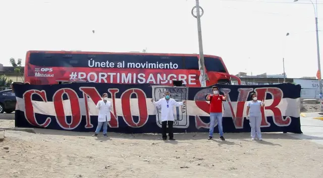 Doctores y enfermeras posaron con el trapo blanquiazul.