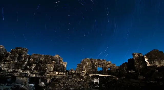 Las líridas sobre la ciudad antigua de Aizanoi, en la provincia de Kütahya, Turquía. 23 de abril de 2014. Las líridas sobre la ciudad antigua de Aizanoi, en la provincia de Kütahya, Turquía. 23 de abril de 2014.