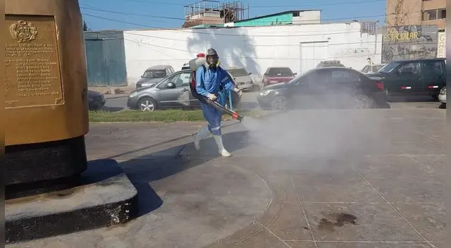 Desifectan para prevenir el coronavirus en los exteriores del complejo policial Alipio Ponce Vásquez del Callao Desifectan para prevenir el coronavirus en los exteriores del complejo policial Alipio Ponce Vásquez del Callao