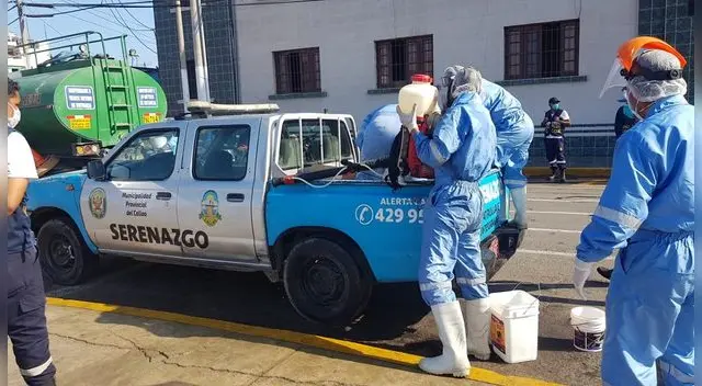 Desifectan para prevenir el coronavirus en los exteriores del complejo policial Alipio Ponce Vásquez del Callao Desifectan para prevenir el coronavirus en los exteriores del complejo policial Alipio Ponce Vásquez del Callao