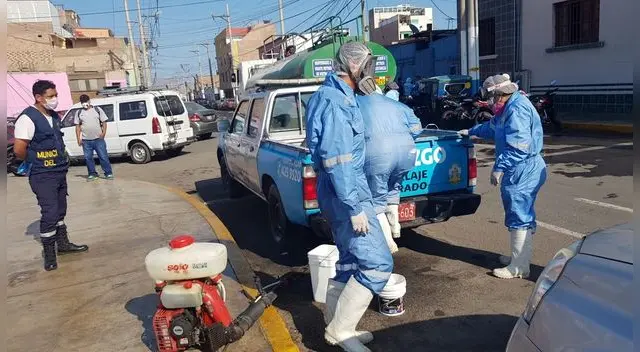 Desifectan para prevenir el coronavirus en los exteriores del complejo policial Alipio Ponce Vásquez del Callao Desifectan para prevenir el coronavirus en los exteriores del complejo policial Alipio Ponce Vásquez del Callao