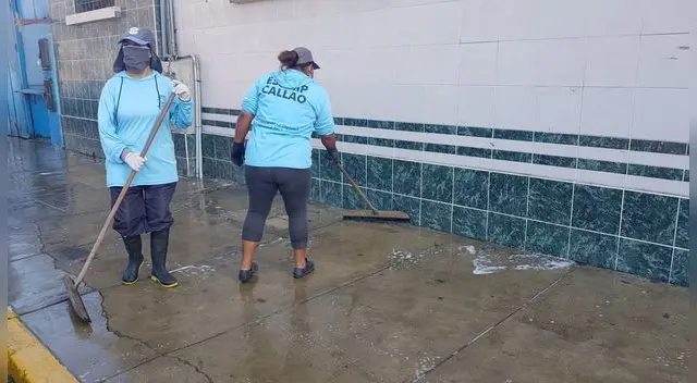 Desifectan para prevenir el coronavirus en los exteriores del complejo policial Alipio Ponce Vásquez del Callao Desifectan para prevenir el coronavirus en los exteriores del complejo policial Alipio Ponce Vásquez del Callao