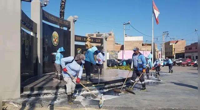 Desifectan para prevenir el coronavirus en los exteriores del complejo policial Alipio Ponce Vásquez del Callao Desifectan para prevenir el coronavirus en los exteriores del complejo policial Alipio Ponce Vásquez del Callao
