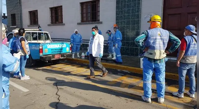 Desifectan para prevenir el coronavirus en los exteriores del complejo policial Alipio Ponce Vásquez del Callao Desifectan para prevenir el coronavirus en los exteriores del complejo policial Alipio Ponce Vásquez del Callao