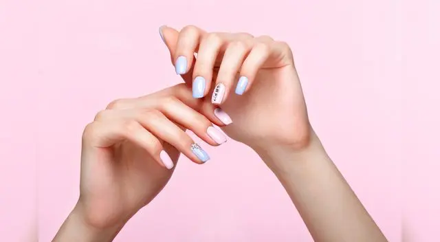 Prepara una mascarilla casera para hidratar la piel seca de tus manos. Prepara una mascarilla casera para hidratar la piel seca de tus manos.