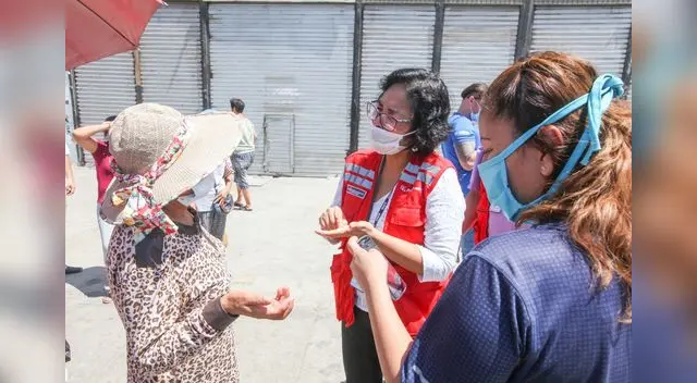 Ciudadanos cuyos hogares recibirán el subsidio #YoMeQuedoEnCasa se acercaron a las agencias de banca privada para cobrar los S/ 380.