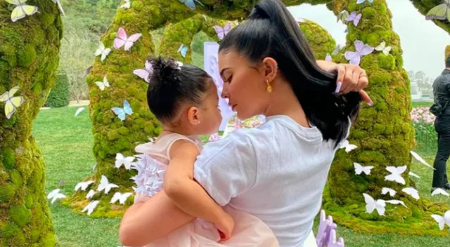 Hija de Kylie Jenner demuestra que sabe nadar.