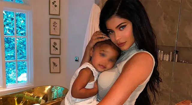 Hija de Kylie Jenner demuestra que sabe nadar.