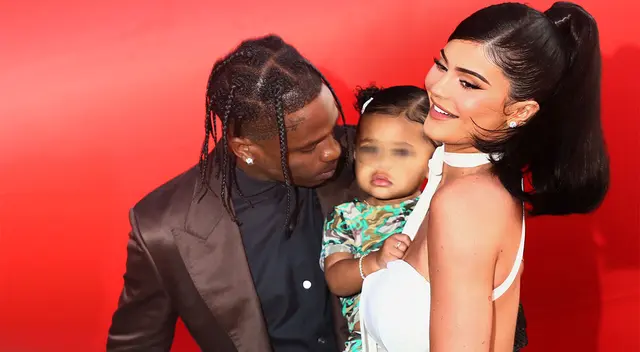 Hija de Kylie Jenner demuestra que sabe nadar.