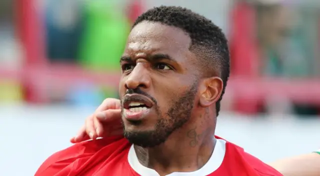 El futbolista volvió a pedir a fans que se queden en su casa.