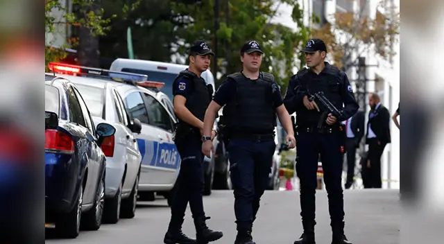 El individuo logró ser capturado por la policía tras escapar en un taxi. El individuo logró ser capturado por la policía tras escapar en un taxi.