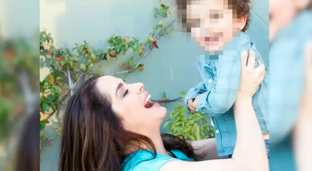 Danna García al lado de su pequeño.