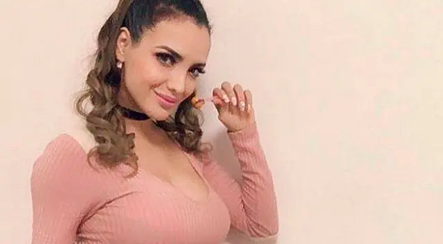 Rosángela Espinoza en cuarentena al lado de su nueva mascota.