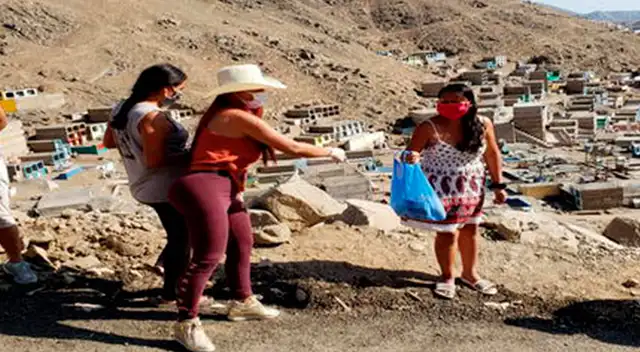 Deysi Araujo entrega víveres.