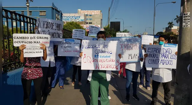 Médicos jóvenes del Hospital Almenara piden mejoras en las condiciones laborales el cual se desempeñan.