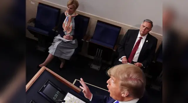 El clip muestra cómo el rostro de la asesora sanitaria cambia al escuchar las polémicas declaraciones de Trump. El clip muestra cómo el rostro de la asesora sanitaria cambia al escuchar las polémicas declaraciones de Trump.