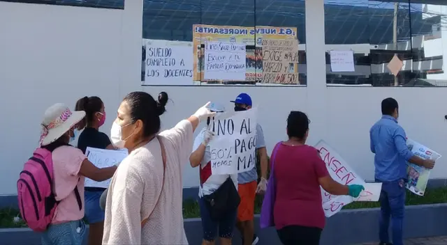 Padres de familia realizan protesta en Comas. Padres de familia realizan protesta en Comas.