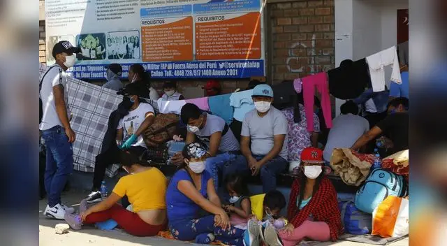 Ciudadanos de la selva pernoctan hacinados en las inmediaciones del Grupo Aereo N° 8.