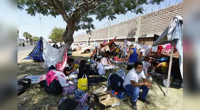 Ciudadanos de la selva pernoctan hacinados en las inmediaciones del Grupo Aereo N° 8.