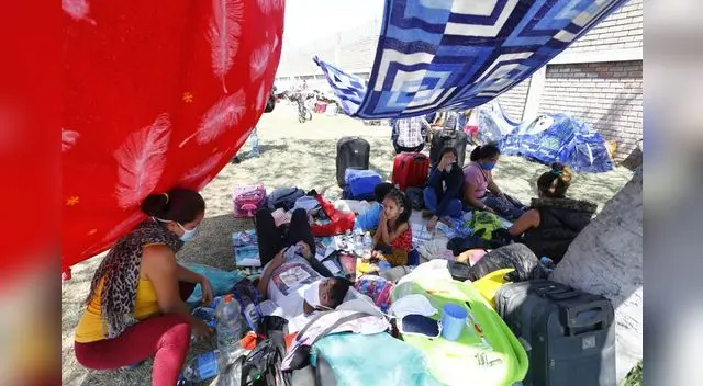 Ciudadanos de la selva pernoctan hacinados en las inmediaciones del Grupo Aereo N° 8.