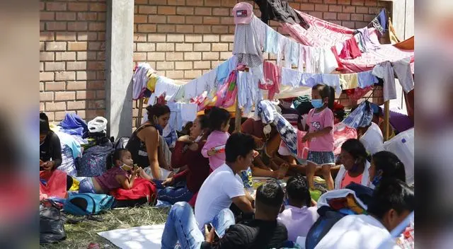 Ciudadanos de la selva pernoctan hacinados en las inmediaciones del Grupo Aereo N° 8.