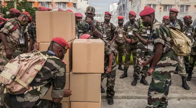 La repartición del té de hierbas ha sido impulsada por el presidente de Madagascar, Andry Rajoelina. La repartición del té de hierbas ha sido impulsada por el presidente de Madagascar, Andry Rajoelina.