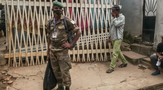 La repartición del té de hierbas ha sido impulsada por el presidente de Madagascar, Andry Rajoelina. La repartición del té de hierbas ha sido impulsada por el presidente de Madagascar, Andry Rajoelina.