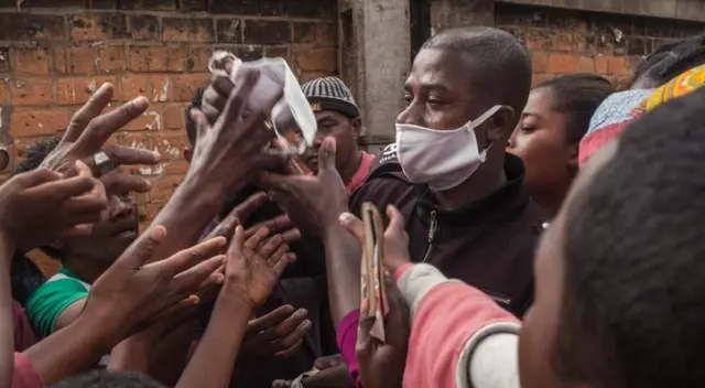 La repartición del té de hierbas ha sido impulsada por el presidente de Madagascar, Andry Rajoelina. La repartición del té de hierbas ha sido impulsada por el presidente de Madagascar, Andry Rajoelina.