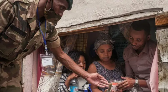 La repartición del té de hierbas ha sido impulsada por el presidente de Madagascar, Andry Rajoelina. La repartición del té de hierbas ha sido impulsada por el presidente de Madagascar, Andry Rajoelina.
