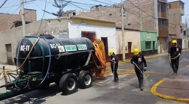Hombres del agro apoyan con sus maquinarias a limpieza.