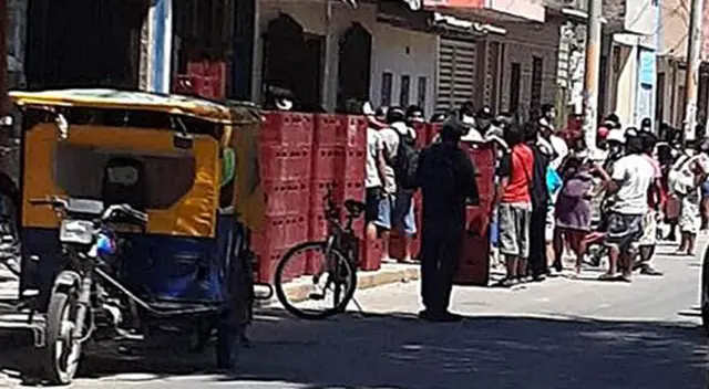 Piuranos enloquecen por comprar cerveza. Piuranos enloquecen por comprar cerveza.