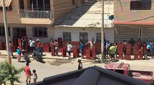 Piuranos enloquecen por comprar cerveza. Piuranos enloquecen por comprar cerveza.