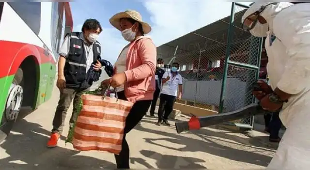 Tras salir negativos en la prueba rápida de descarte por coronavirus, fueron llevados estos ciudadanos de Apurímac a su región.