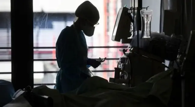 La trabajadora médica teme infectarse de coronavirus. La trabajadora médica teme infectarse de coronavirus.