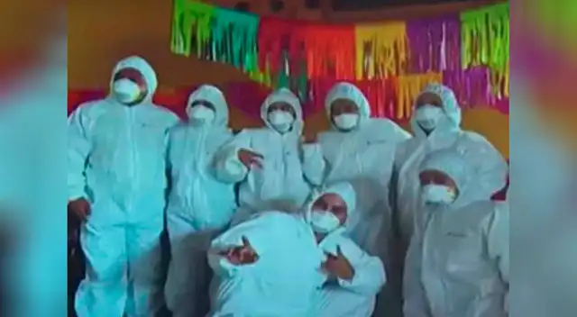 Los jóvenes asistieron a la fiesta con indumentaria médica. Los jóvenes asistieron a la fiesta con indumentaria médica.