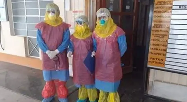 Ellas acuden todos los días al mercado a comprar dichas bolsas. Ellas acuden todos los días al mercado a comprar dichas bolsas.