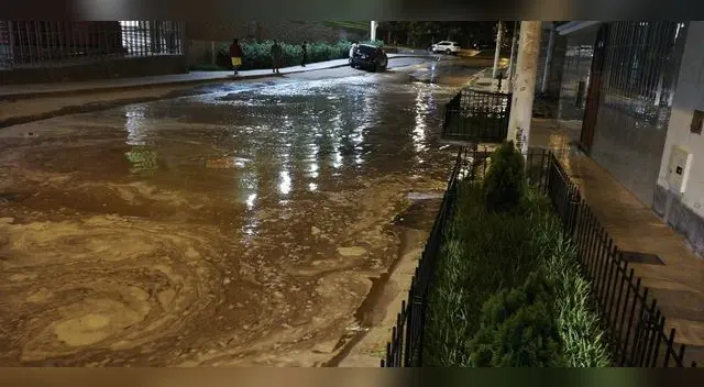 Sedapal se está encargando de limpizar el aniego en la urbanziación Jardines en San Juan de Lurigancho.
