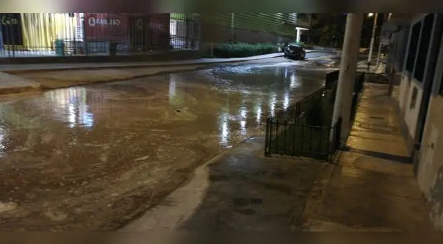 Sedapal se está encargando de limpizar el aniego en la urbanziación Jardines en San Juan de Lurigancho.