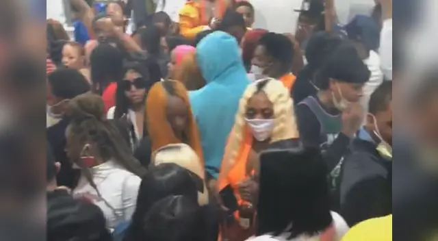 Algunas personas usaron las mascarillas, pero no respetaron la distancia para evitar contagearse.